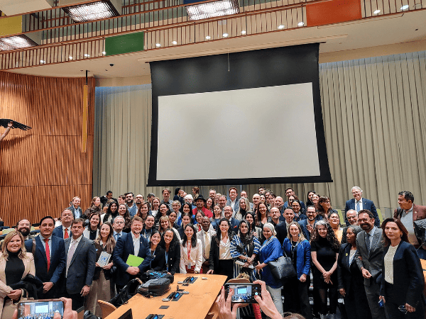 Gruppenfoto vom 23. April 2025, aufgenommen beim UN High-Level Meeting „Harmony with Nature and Living Well“, das Vertreter*innen aus zivilgesellschaftlichen Organisationen, Universitäten, den Vereinten Nationen und UN-Mitgliedstaaten versammelte.