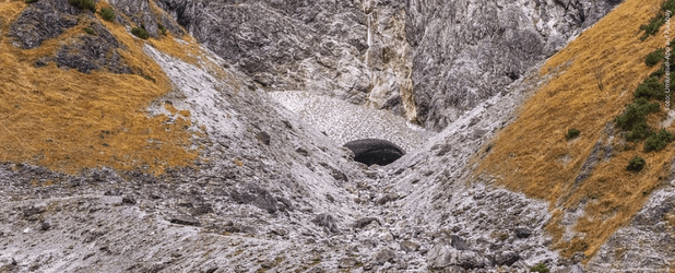 Die eingestürzte Eiskapelle am Watzmann: vereister Höhlenbereich am Fuß des Berges, Symbol für die Folgen des Klimawandels und die Dringlichkeit der Rechte der Natur. Quelle: Umkreisel-App auf Pixabay.