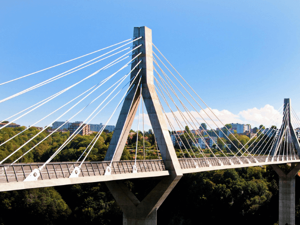 Poyabrücke in Freiburg bei klarem Herbstlicht, stellvertretend für den Dialog über Rechte der Natur und die ökologische Erneuerung des Eigentumsbegriffs