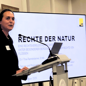 Tina Rametsteiner hält ihren Vortrag über internationale Vergleiche der Rechte der Natur, mit Beispielen aus Bolivien, Kolumbien, Ecuador, Neuseeland und USA.