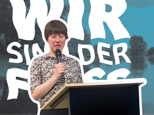 Ausstellung „Wir sind der Fluss“ mit Blick auf die Weser und Bücher zu Rechten der Natur im Hafenmuseum Bremen, Eröffnung mit Mit Jessica Fritz (Kuratorin Hafenmuseum), Valentina Rojas Loa (Kuratorin) und Felix Dreesen (Künstler)