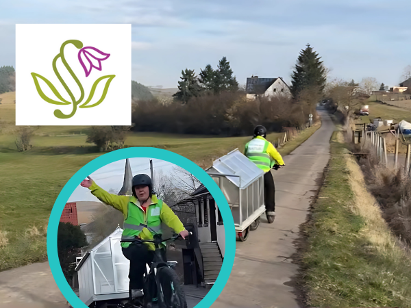 Batya-Barbara Simon auf ihrer ersten Tour der Kunstaktion „Blumenweg“