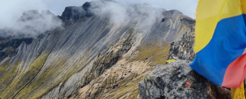 La Cumbre del Imbabura, ein 4640 Meter hoher Vulkan, mit der Flagge Ecuadors. Symbol für das klare Nein zur Verfassungsreform und den Schutz der Rechte der Natur. Foto: Sarah Allegaert, Unsplash