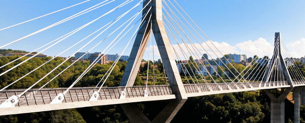 Poyabrücke in Freiburg im klaren herbstlichen Tageslicht, stellvertretend für Verbindung und Wandel im Diskurs über Rechte der Natur und Eigentum