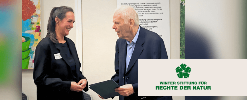 Dr. Tina Rametsteiner erhält von Dr. Georg Winter von der Winter Stiftung für Rechte der Natur den Preis übergeben