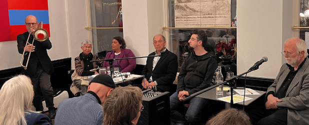 Podium der Veranstaltung zur Loisach und zu Rechten der Natur mit Sebi Tramontana, Tjan Zaotschnaja, Biancka Arruda Miranda, Nico Döring, Matthias Kramm und Claus Biegert im Café Krönner in Murnau