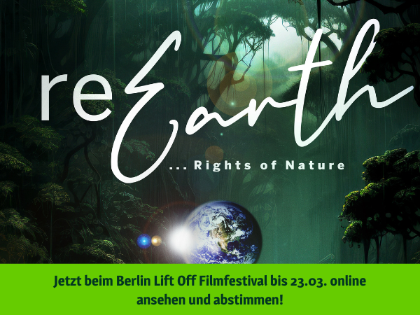Filmstill aus "reEarth… Rights of Nature", Erde und Urwald auf dunklem Hintergrund