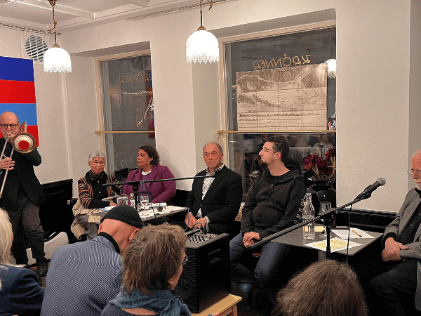 Teilnehmende der Loisach Veranstaltung diskutieren Mitwelt und Rechte der Natur, zu sehen sind von links nach rechts Sebi Tramontana, Tjan Zaotschnaja, Biancka Arruda Miranda, Nico Döring, Matthias Kramm und Claus Biegert