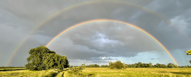 Bild zeigt einen doppelten Regenbogen über Landschaft, symbolisch für Rechte der Natur, Foto von Prof. (em.) Dr. Hans-Ulrich Zabel