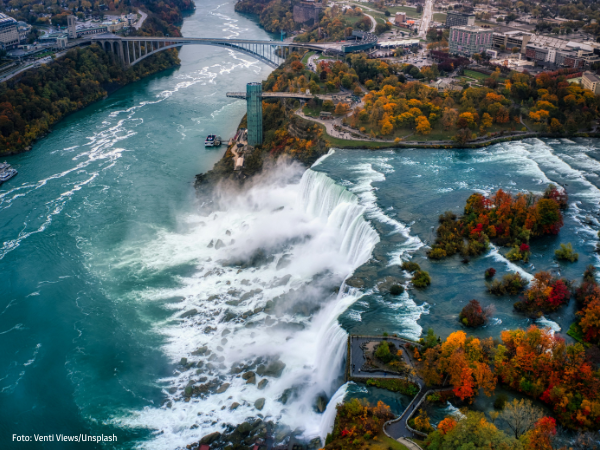 Das Bild zeigt die Niagara-Fälle, die zwischen dem Eriesee und dem Ontariosee liegen. Sie sind Teil des Wassersystems der Großen Seen, das durch den am 19. März 2025 in New York eingebrachten „Great Lakes and State Waters Bill of Rights“ besser geschützt.
