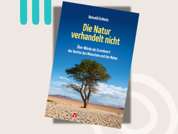 Buchcover „Die Natur verhandelt nicht“ von Reinald Eichholz. Auf dem Cover: ein einzelner Baum unter dunklem, blaugrauem Himmel, das Buch liegt auf sandigem Untergrund mit grafischen Elementen, klarer Schattenwurf.