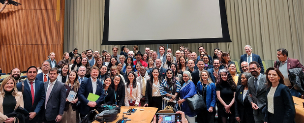 Ausshnitt: Gruppenfoto vom 23. April 2025, aufgenommen beim UN High-Level Meeting „Harmony with Nature and Living Well“, das Vertreter*innen aus zivilgesellschaftlichen Organisationen, Universitäten, den Vereinten Nationen und UN-Mitgliedstaaten versammel