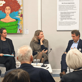 Podiumsdiskussion mit Tina Rametsteiner und Prof. Moritz Reese. Diskutiert wurden juristische Zweifel an Eigenrechten der Natur, praktische Umsetzungslücken im Umweltrecht und Beispiele wie die Elbvertiefung, bei denen wirtschaftliche Interessen trotz öko