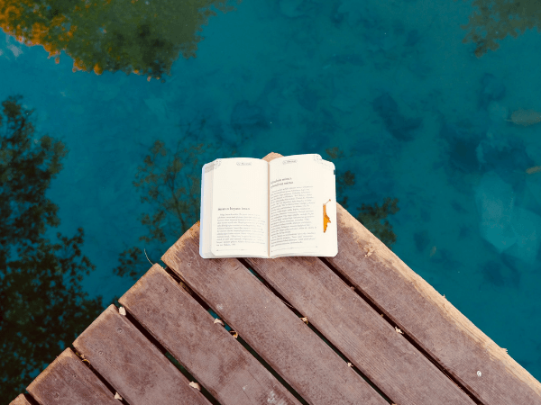 Offenes Buch am Wasser als Symbol für das Nature's Rights Bill und einen neuen ökologischen Rechtsrahmen für die Rechte der Natur