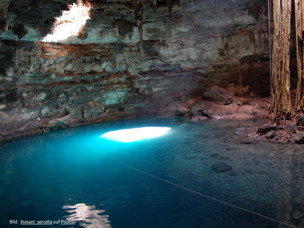 Foto einer heiligen Cenote in Mexiko, das die einzigartige Schönheit dieser Unterwasserhöhlen zeigt. Die Maya-Bewegung "Kanan Ts’ono’ot" setzt sich für einen juristischen Rechtsstatus zum Schutz dieser Naturwunder ein. Bild: jhovani_serralta auf Pixabay