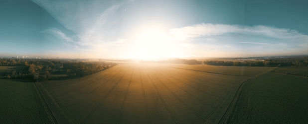 Luftaufnahme von Feldern bei Krefeld, Deutschland. Das Bild dient als Einstieg in ein Video des Netzwerks Rechte der Natur über die Anerkennung der Natur als Rechtssubjekt. Foto: James Owen / Pexels.  Bildunterschrift: Luftaufnahme von Feldern bei Kref