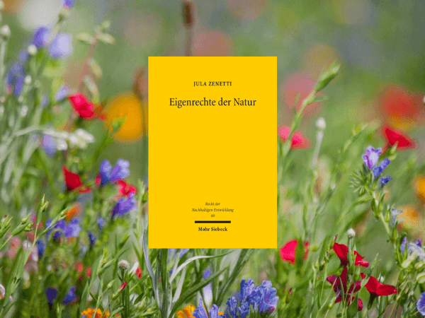 Das Bild zeigt das Cover des Buches „Eigenrechte der Natur“ von Jula Zenetti in einer natürlichen Umgebung mit Wildblumen. Es visualisiert die Verbindung zwischen Recht, Natur und dem Schutz ökologischer Systeme.