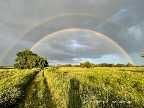 Bild zeigt einen doppelten Regenbogen über Landschaft, Foto: Prof. (em.) Dr. Hans-Ulrich Zabel