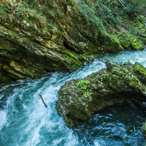 Reißender Bach in Bewegung Dynamisches Wasser strömt kraftvoll und ungestüm durch felsiges Flussbett – Symbol für Energie und unsere Mission. Foto: Greg Snell.
