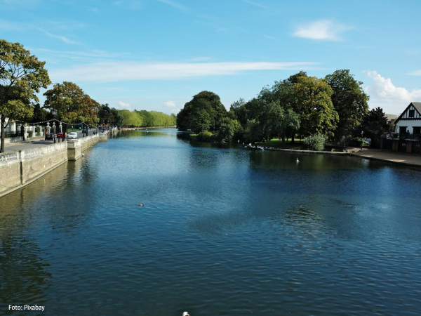 Das Bild zeigt den Ouse-Fluss in Sussex, Großbritannien. Der Lewes District Council hat im März die erste Flussrechts-Charta des Vereinigten Königreichs verabschiedet, um den Ouse vor Verschmutzung zu schützen und seine biologische Vielfalt zu bewahren.