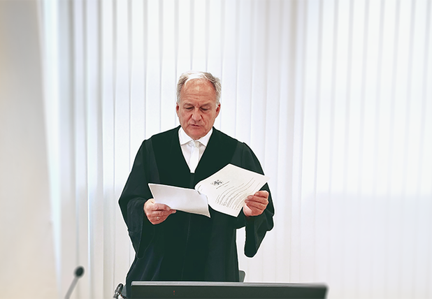 Richter Dr. Martin Borowsky bei der historischen Urteilsverkündung am Landgericht Erfurt Am Landgericht Erfurt wurde von Richter Dr. Martin Borowsky erstmals in Deutschland auch im Namen der Natur Recht gesprochen.
