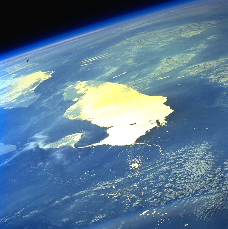 Aus dem Weltraum und bei Licht betrachtet: Der Lake Erisee