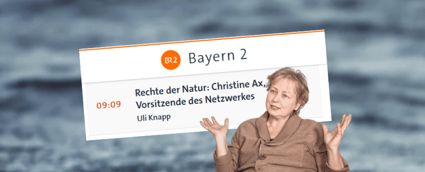 Screenshot des Interviews auf Bayern 2 „Nah dran“ mit Christine Ax, erste Vorsitzende des Netzwerks „Rechte der Natur“, in dem über eine neue Beziehung zur Natur und Rechte für Ökosysteme gesprochen wird.