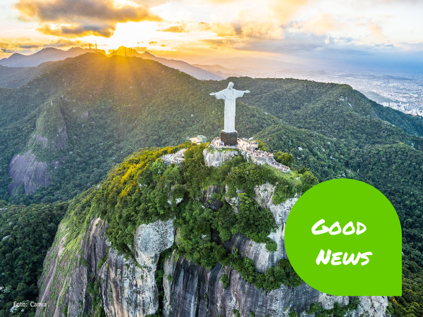 Blick auf Rio de Janeiro mit der Aufschrift 'Good News', symbolisch für hoffnungsvolle Nachrichten aus Brasilien zur Anerkennung der Rechte der Natur.