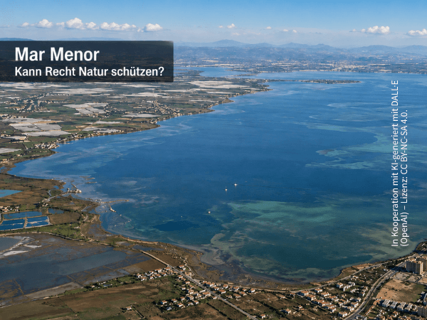 KI-generierte Luftansicht des Mar Menor in Südostspanien mit Lagune, La Manga, Küstensiedlungen und landwirtschaftlich geprägtem Einzugsgebiet.