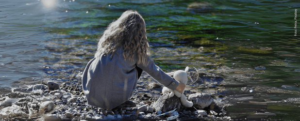 Kind mit Stoffhasen am Ufer der Loisach, Symbol für Verfassungsbeschwerde Rechte der Natur und Schutz von Flüssen in Bayern. Foto: Petra, Pixabay