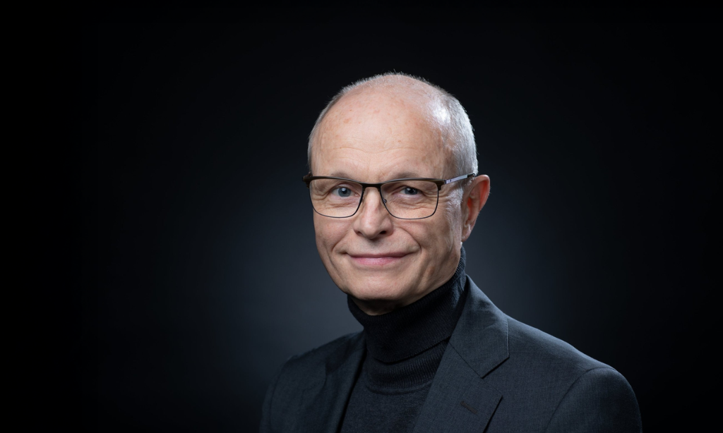 Andreas Sternowski, Verleger im Continentia Verlag, im Nahporträt mit ruhigem Ausdruck. Foto: Michael Schick.