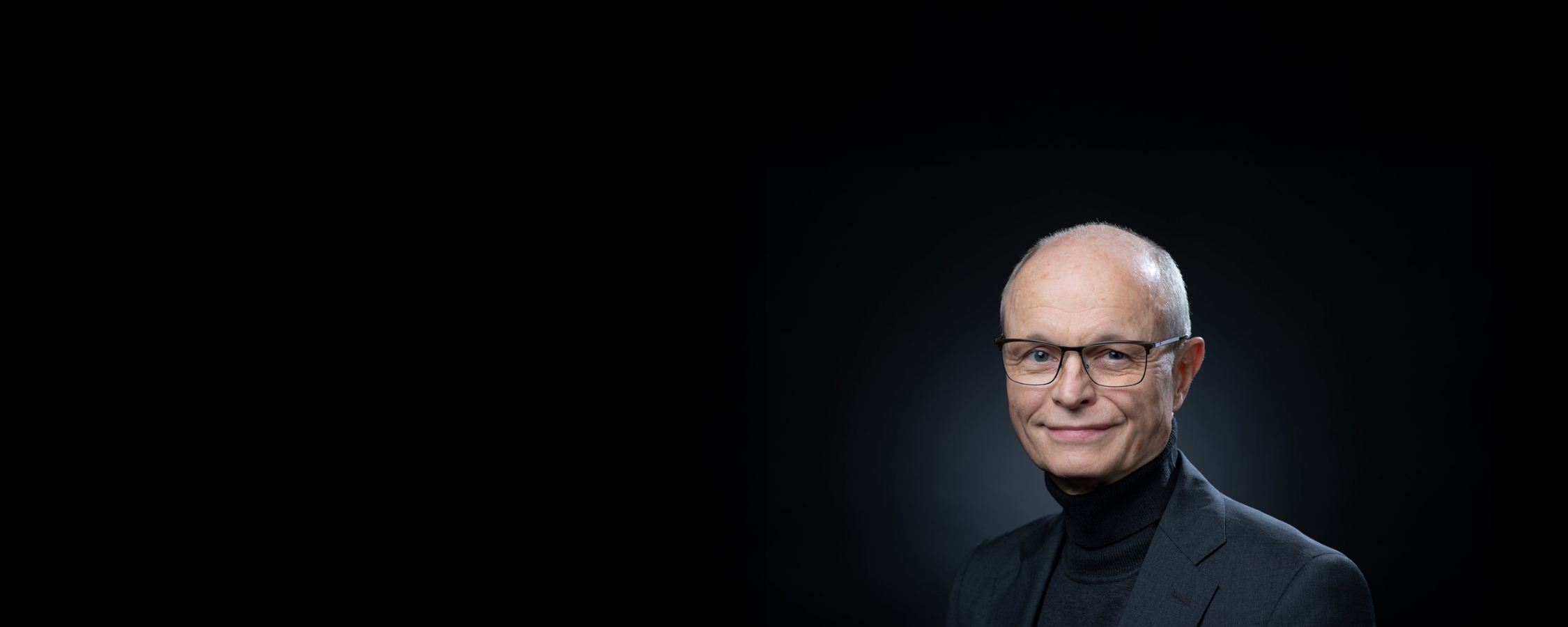 Porträt von Andreas Sternowski, Verleger im Continentia Verlag. Er blickt ruhig in die Kamera, trägt ein Sakko und steht in einem natürlichen oder zurückhaltenden Umfeld. Foto: Michael Schick.