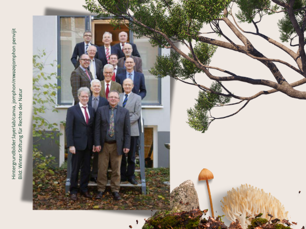 Tagung 2015: Rechte der Natur in der Dimension der Ökonomie 2015 versammeln sich Teilnehmende der Tagung an der Universität Hamburg zum Thema Naturrechte und Ökonomie – Gruppenfoto auf einer Treppe.