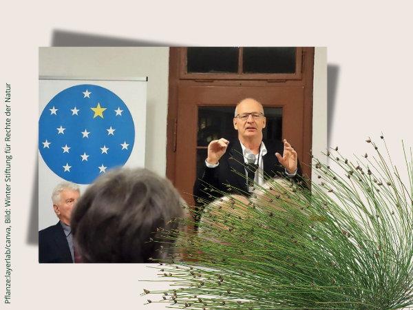 Tagung 2016: Rechte der Natur in Ökonomie und Organisation 2016 spricht ein Referent vor der Flagge der Vereinten Natur bei der Tagung in Siegen. Die Veranstaltung gilt als wichtiger Schritt zur Etablierung des Themas.