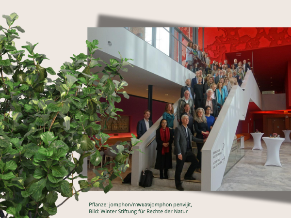 2018: Unterstützung des Earth Trusteeship Forums durch das HAUS DER ZUKUNFT Zum 70. Jahrestag der UN-Menschenrechtserklärung unterstützt das HAUS DER ZUKUNFT das Earth Trusteeship Forum in Den Haag – Gruppenfoto auf Trepp