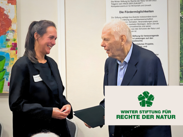 Preisübergabe an Dr. Tina Rametsteiner durch Dr. Georg Winter von der Winter Stiftung für Rechte der Natur